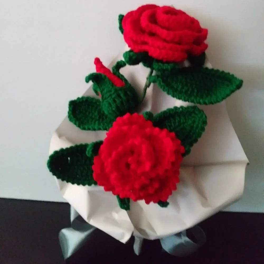 Bouquet of 3 handmade crochet roses in red.